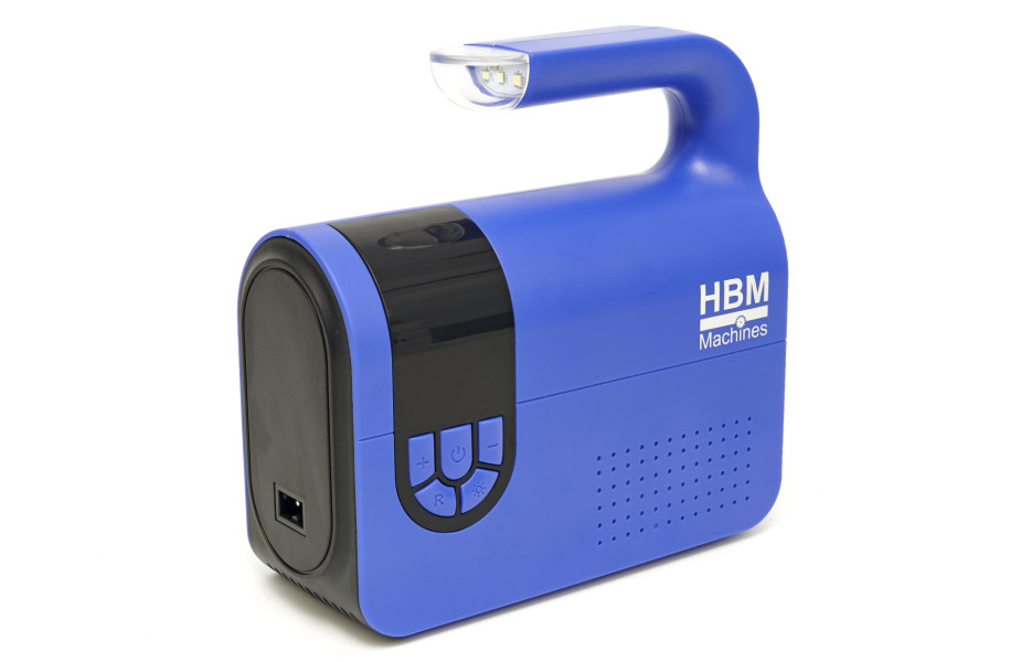 Compresseur portable 12 volts de HBM avec affichage numérique, lumières LED et kit d'accessoires.